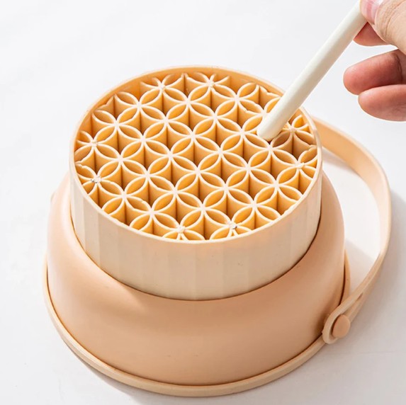 Limpia y seca tus brochas de maquillaje fácilmente